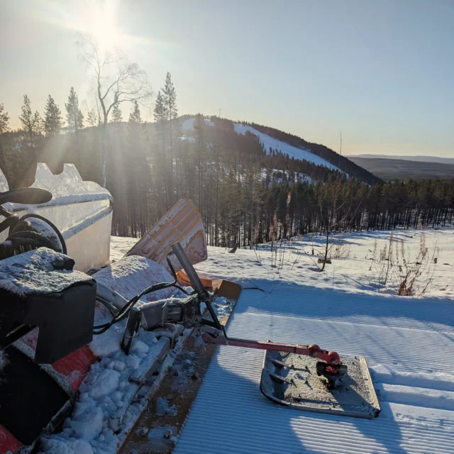 Längdspåren har fått lite kärlek under morgonen och marssolen värmer! Tasse dyker upp vid 13:00 och hoppas få träffa många glada barn 😊 

Imorgon har vi längdtävling på korta spåret och sportlovsbussarna börjar rulla. Imorgon finns också chansen att äta bergets pizzor igen när restaurangen öppnar för kvällsöppet 🍕