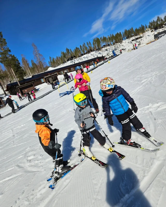 SPORTLOVSFREDAG

Några minus, halvklart och solen kommer kika fram under dagen!
På schemat för dagen finner ni:

¤ Differrensslalom 13.30 i lilla backen. Föranmälan i hangoutet till 13.00.

¤ Barnafter-ski i restaurangen 15.00.

¤ Tasse Vinter besöker barnafter-ski.

¤ AW 17-19 i restaurangen. Medelhavsbuffé.

Vi ses på berget! 🎿🎿🎿