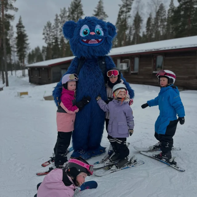 Godmorgon från berget! 
Vi sportar vidare med ett maxat program denna sportlovslördag! 

🏁 Skifix Skicross Challenge kl 13:30
Prisutdelning kl 15:00 i restaurangen. Föranmälan i hang out bredvid skidshopen fram till 13:15.

🎿 Skifix flyttar ut i backen!
Välkommen på stort skidtest med bästa skidkonsulterna från skifix. Skidtestet hittar ni nedanför restaurangen från 11:00-14:00

💙Tasse besöker barnområdet ca 13:00 

🎶 Afterski med @tjocksmockbandet efter prisutdelningen ca 15:30 

🏒 Luleå hockey -Frölunda 18:00 

🥘 Pubbuffé från 18:00-20:00, förboka vi mail eller telefon! 

Därefter avrundar Tjocksmock kvällen! 

Vi jobbar på med att ta hand om nattens snö och uppdaterar här så fort längdspåren är dragna. 

Vi ses på berget !