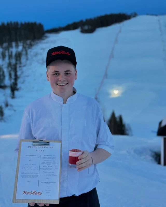 Våran kock Casper och Oskar på driften är redo för Pistmaskinens dag 

•Kvällens erbjudande•
Burgare bully och öl 199:- 

•Kvällens drink•
Pisten drinken 

Jordgubb, lime, gin och jordgubbsskum 99:-

Middag serveras i resturangen mellan 17.00-19.00, menyn för kvällen är våran sportbarensmeny med inspiration av pisten bully 

Även våran grillmeny finns att beställa 

Vi syns imorgon